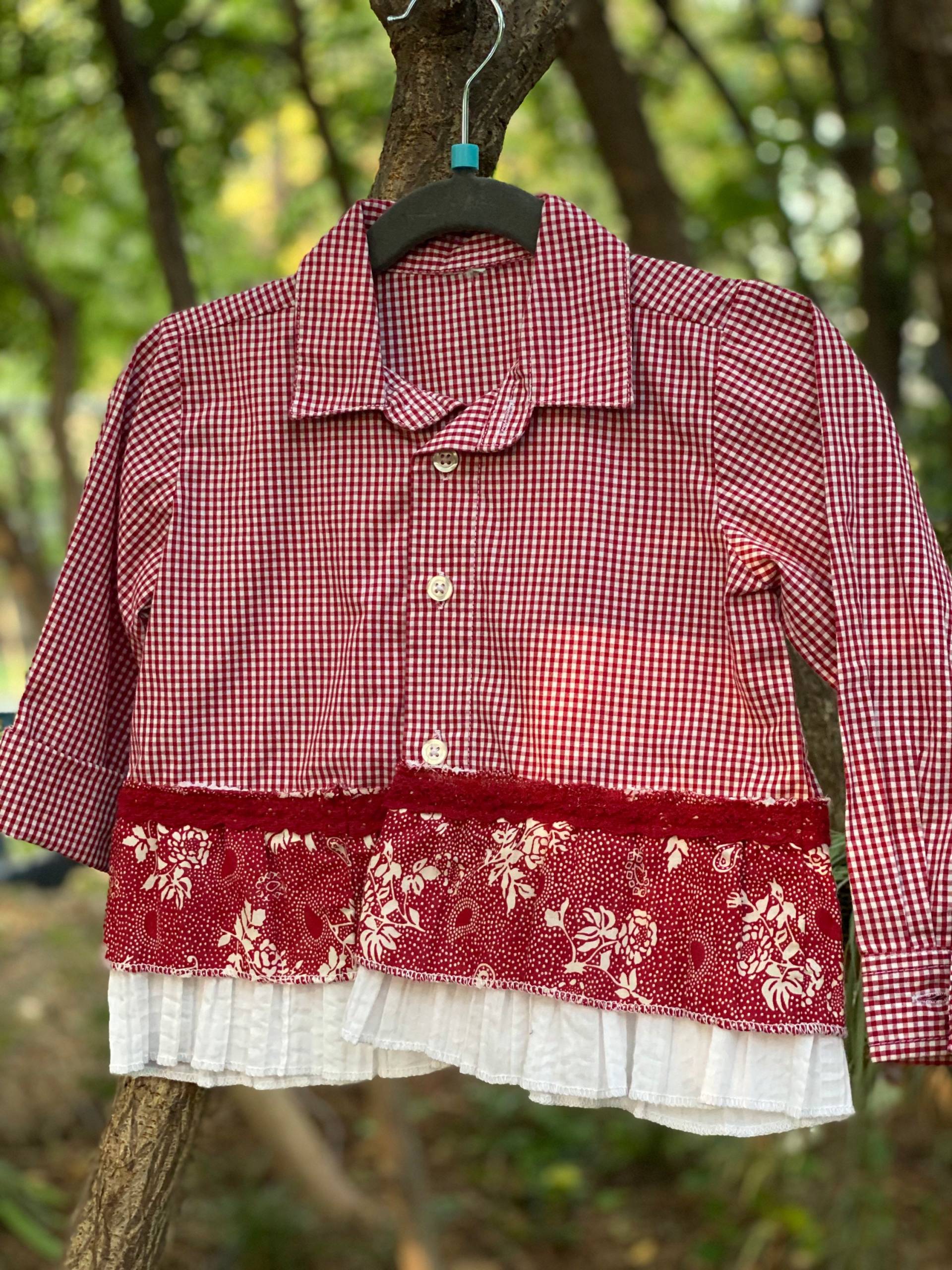 Mädchen 3T-4T Sweet Red Gingham Upcycled Boyfriend Shirt Mit Spitze Und Rüsche von Fadoware