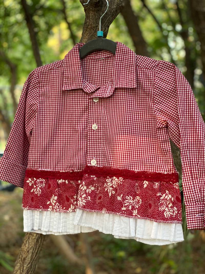 Mädchen 3T-4T Sweet Red Gingham Upcycled Boyfriend Shirt Mit Spitze Und Rüsche von Fadoware