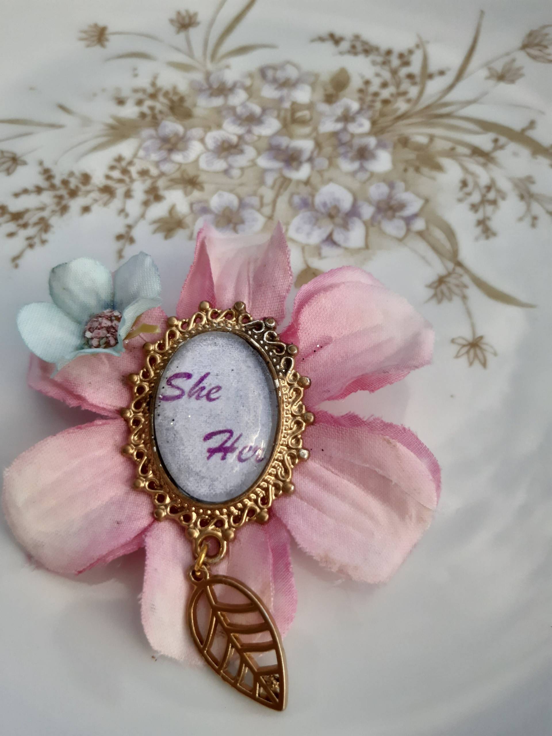 Fancy Floral Pronomen Brosche Fancy Floral Pronomen Brosche von FaeAlleyAtelier