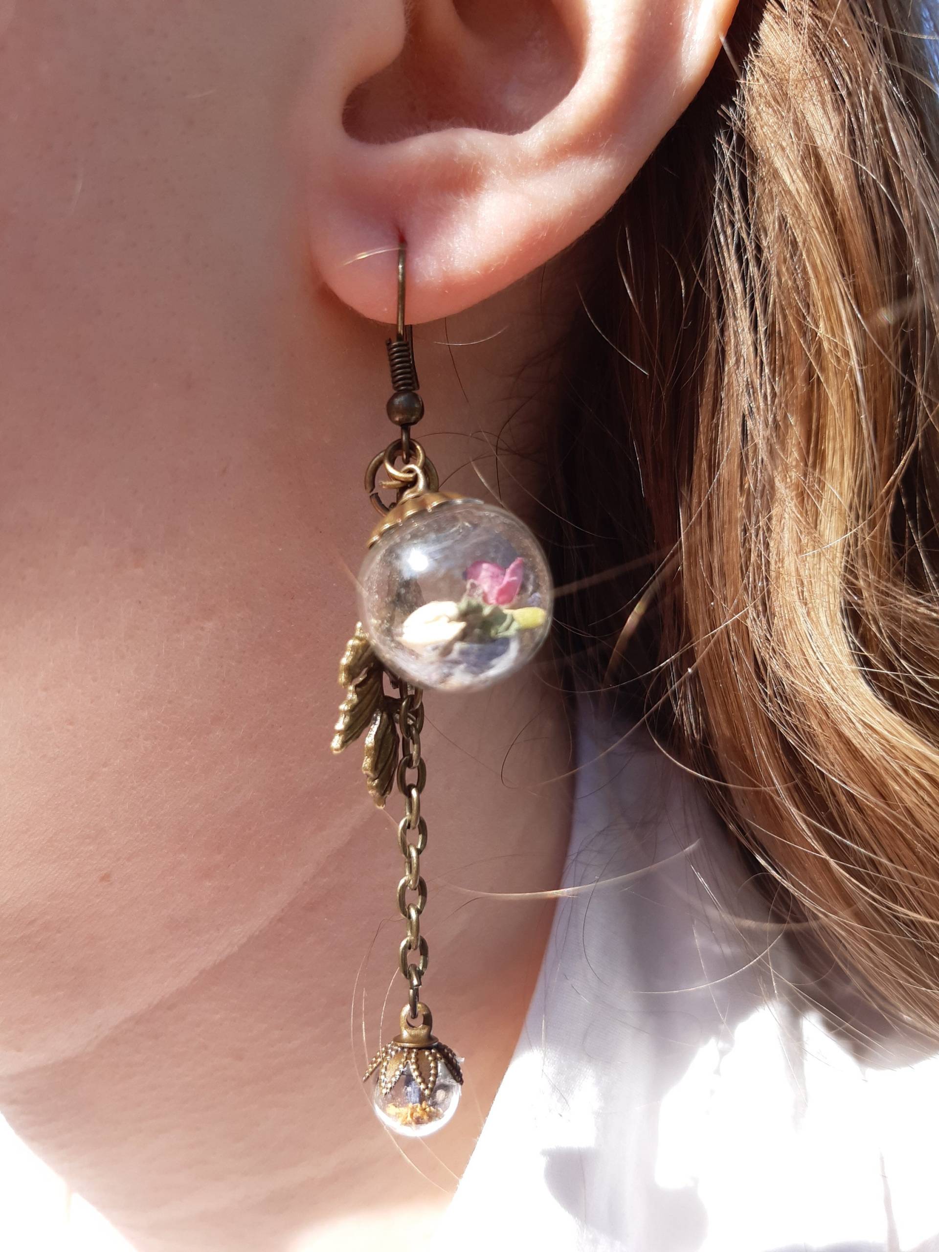 Getrocknete Blüten in Glaskugel Ohrringe Getrocknete Blüten in Glaskugel Ohrringe von FaeAlleyAtelier