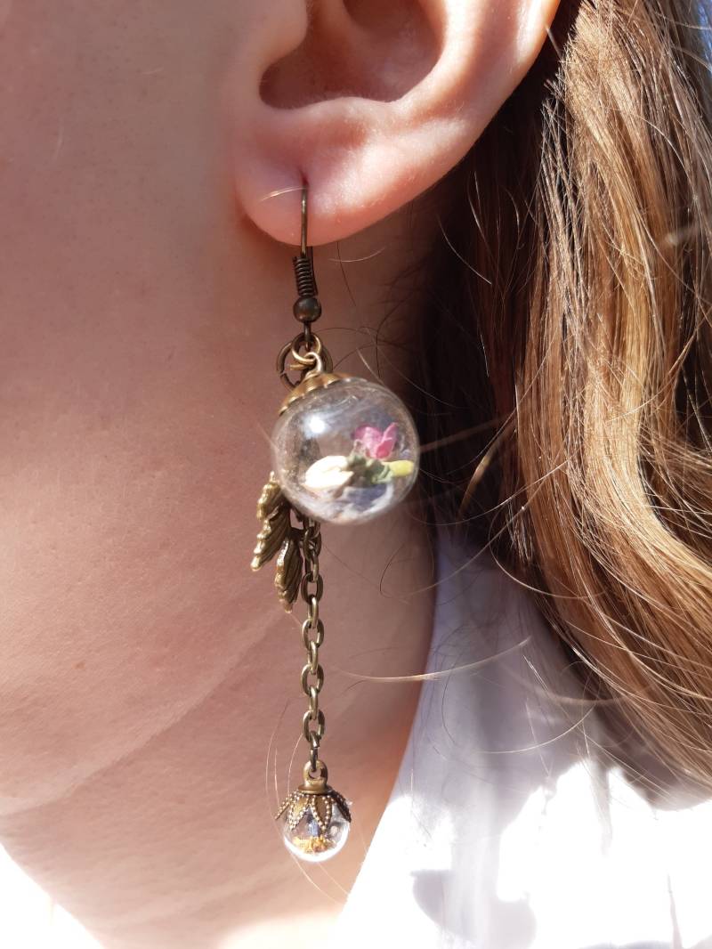 Getrocknete Blüten in Glaskugel Ohrringe Getrocknete Blüten in Glaskugel Ohrringe von FaeAlleyAtelier