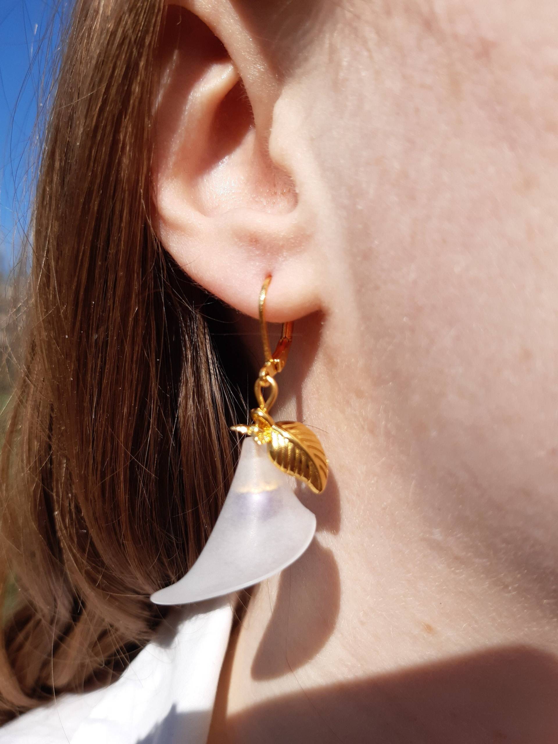 Gefrostete Lilien-Ohrringe Gefrostete Lilien-Ohrringe von FaeAlleyAtelier