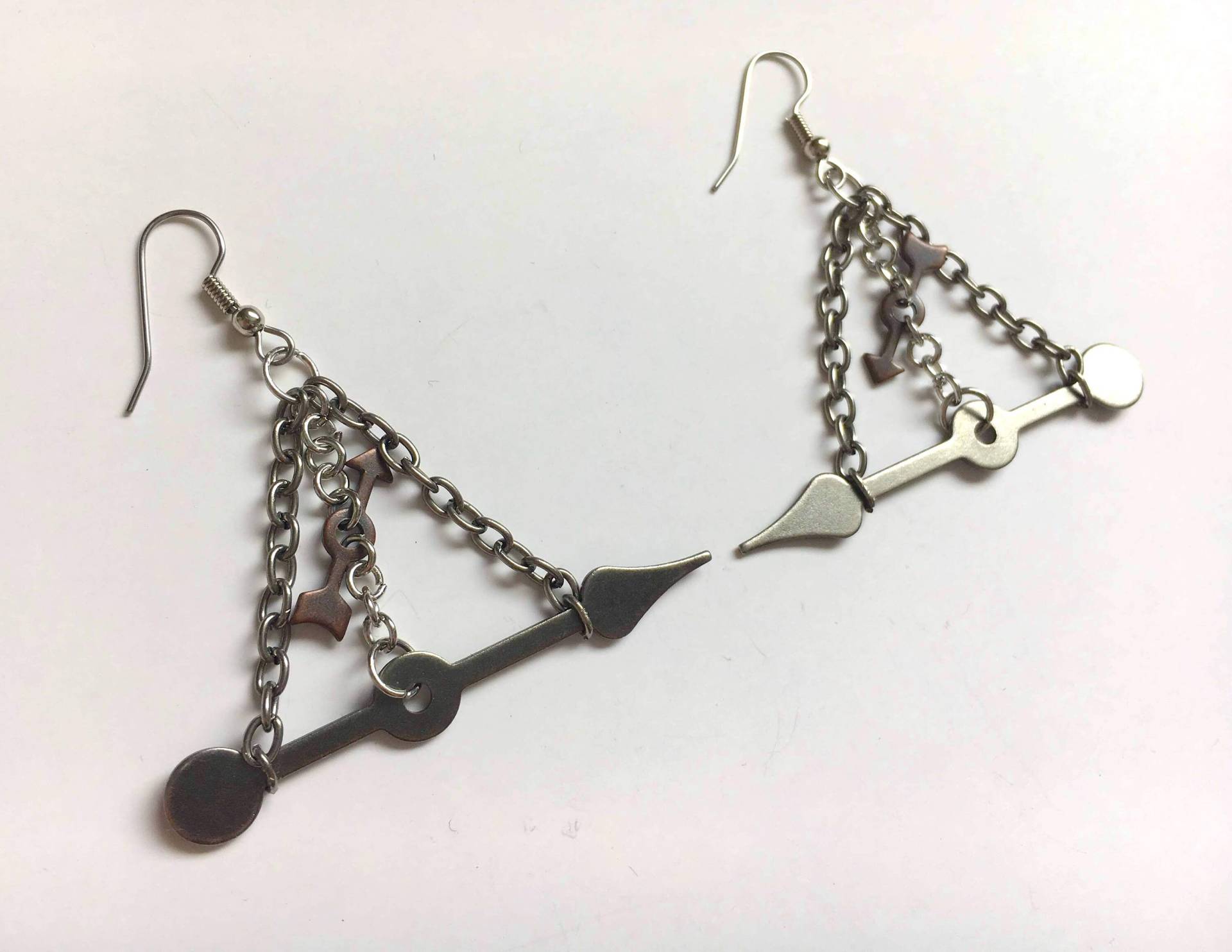 Baumelnde Uhrzeigerohrringe Baumelnde Uhrzeigerohrringe von FaeWyldFinds