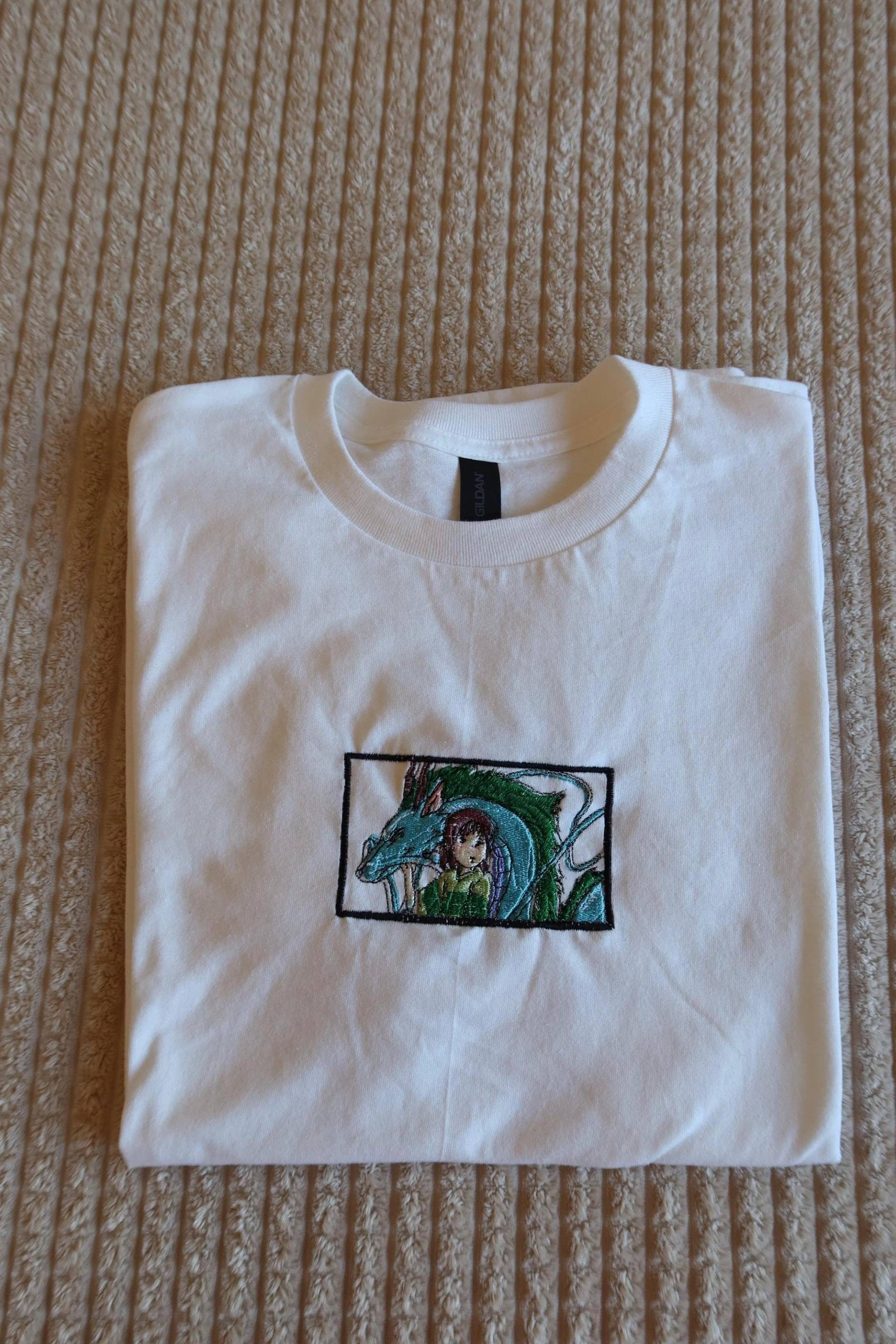 Chihiros Reise Ins Zauberland Inspiriertes Besticktes T-Shirt Chihiros Reise Ins Zauberland Inspiriertes Besticktes T-Shirt von Faedenzauberei