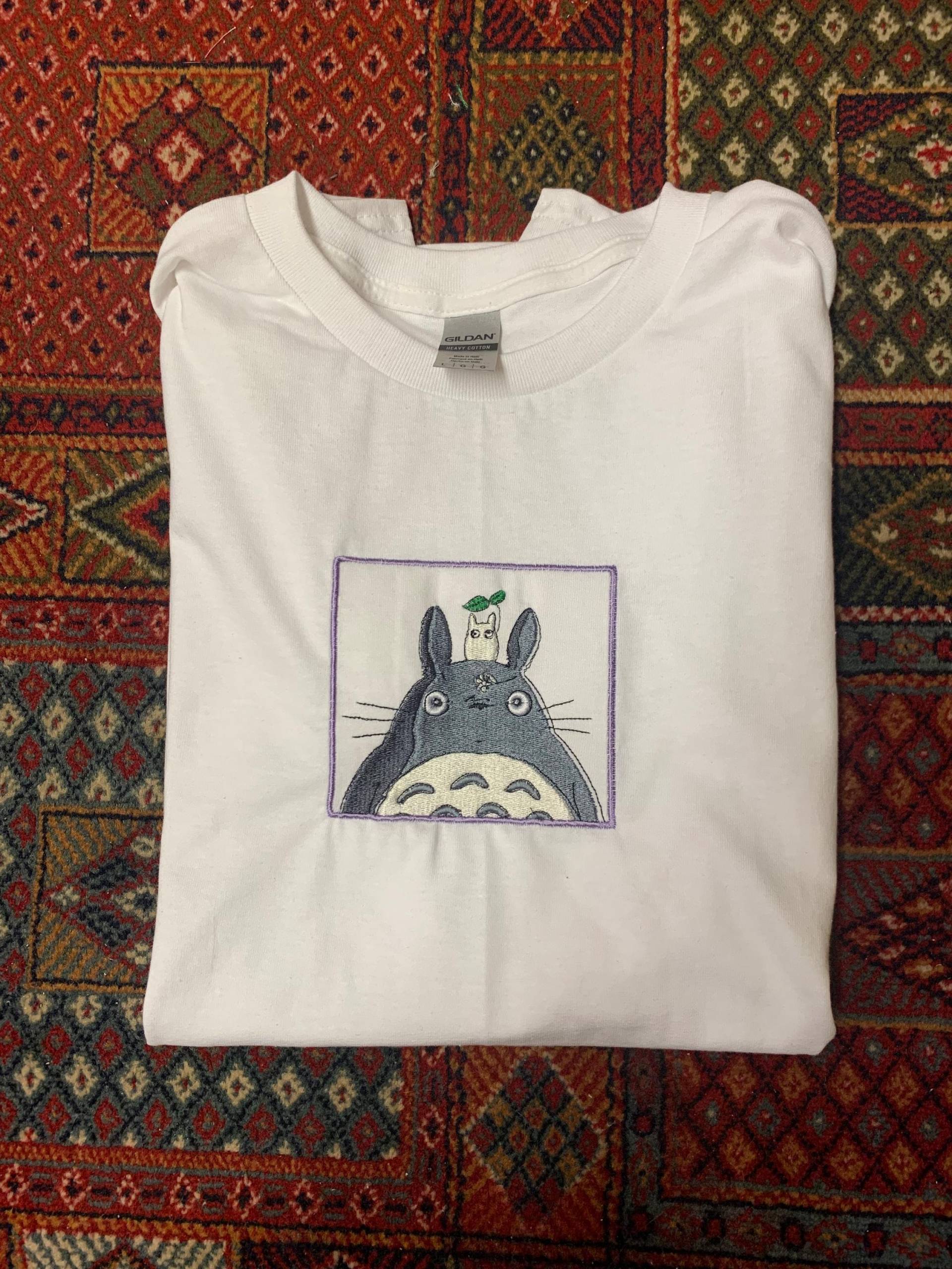 Mein Nachbar Totoro Inspiriertes Besticktes T-Shirt Mein Nachbar Totoro Inspiriertes Besticktes T-Shirt von Faedenzauberei