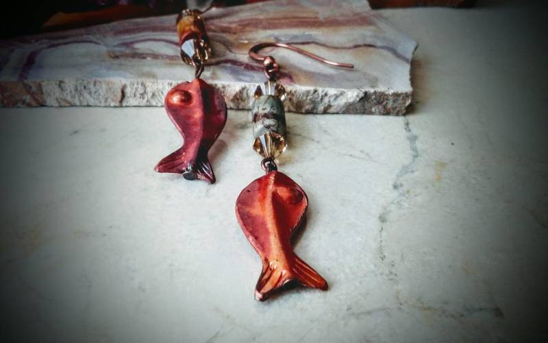 Kupfer Fisch Ohrringe, Patricia Healey Handgemachte Perlen Mit Rotem Bach Jaspis Und Swarovski Kristallen, Sommer Schmuck Kupfer Fisch Ohrringe, Patricia Healey Handgemachte Perlen Mit Rotem Bach Jaspis Und Swarovski Kristallen, Sommer Schmuck von Faeriejems