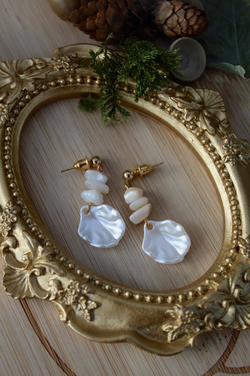 Filigrane Blütenblatt Goldohrringe - Perlmuttfarbene Blattohrringe Naturverbundener Handgemachter Waldschmuck Einzigartiger Goldschmuck von FaeriesJewel