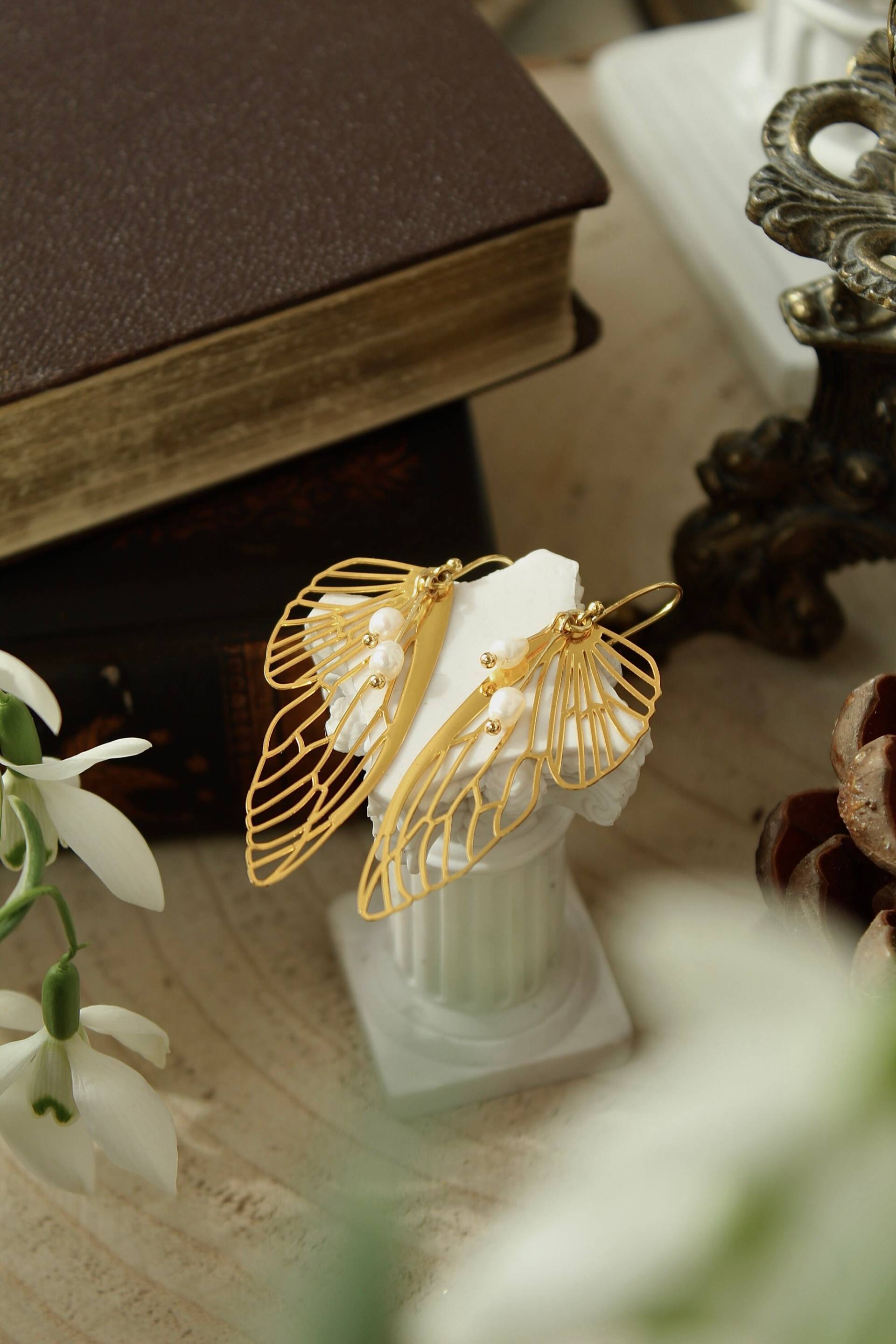 Filigrane Goldohrringe - Schmetterlingsflügel Ohrringe Einzigartiger Waldschmuck Zarte Naturinspirierte Perlen Brautschmuck Filigrane Goldohrringe - Schmetterlingsflügel Ohrringe Einzigartiger Waldschmuck Zarte Naturinspirierte Perlen Brautschmuck von FaeriesJewel