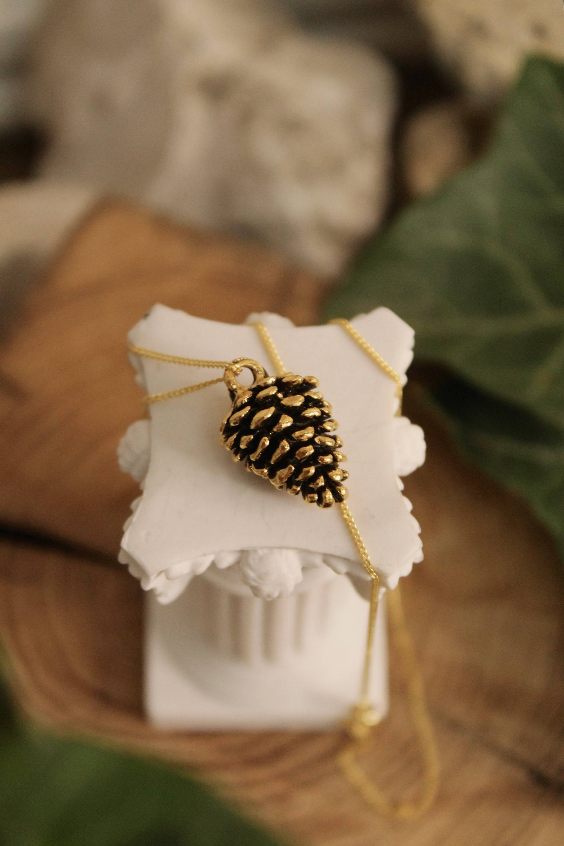 Filigrane Halskette Mit Kiefernzapfen - Zarte Goldkette Naturinspiriertem Anhänger Einzigartiger Goldschmuck Filigrane Halskette Mit Kiefernzapfen - Zarte Goldkette Naturinspiriertem Anhänger Einzigartiger Goldschmuck von FaeriesJewel