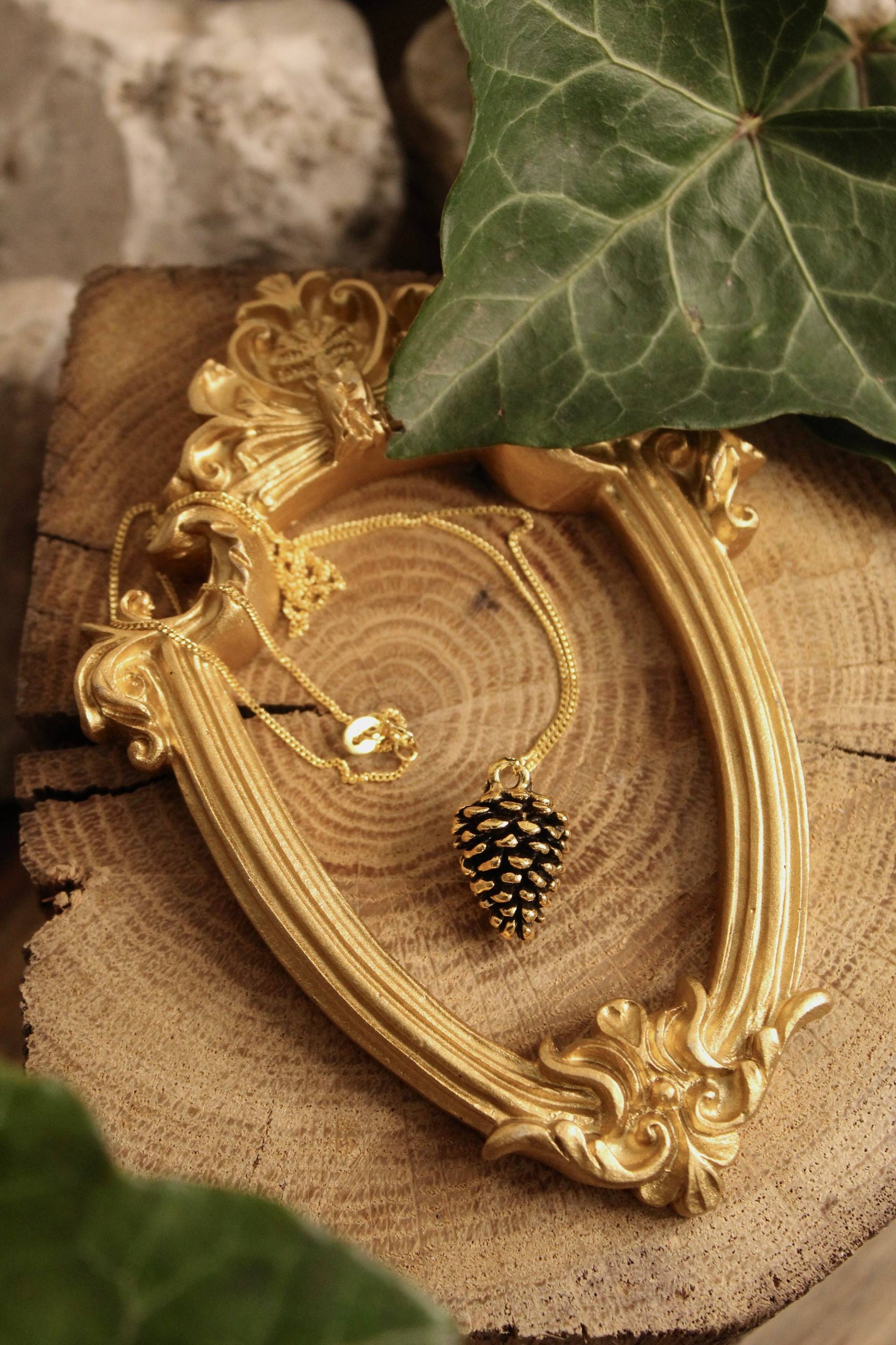 Filigrane Kiefernzapfen Goldkette - Naturverbundener Waldschmuck Einzigartiger Goldschmuck Filigrane Kiefernzapfen Goldkette - Naturverbundener Waldschmuck Einzigartiger Goldschmuck von FaeriesJewel