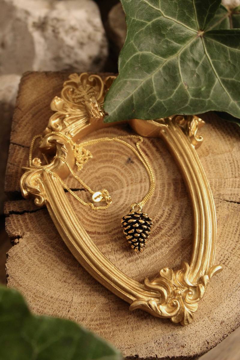 Filigrane Kiefernzapfen Goldkette - Naturverbundener Waldschmuck Einzigartiger Goldschmuck von FaeriesJewel