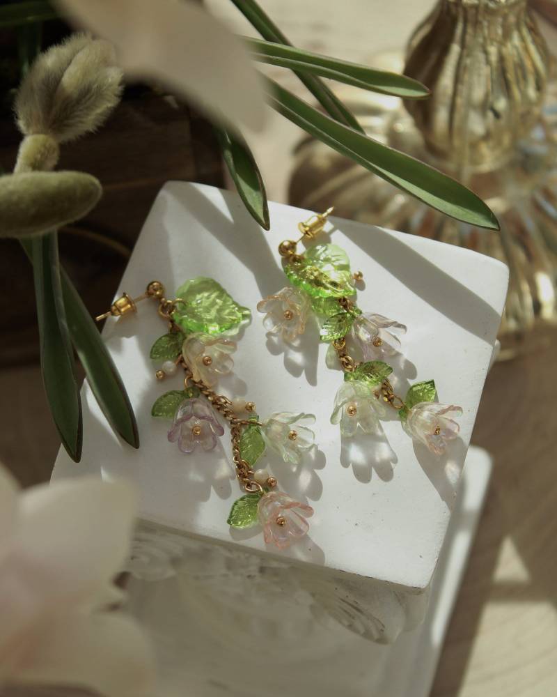 Zarte Goldene Blütenohrringe - Einzigartige Süßwasserperlenohrringe Mit Blumen Blumenohrringe Anhänger 18K Goldohrringe Zarte Goldene Blütenohrringe - Einzigartige Süßwasserperlenohrringe Mit Blumen Blumenohrringe Anhänger 18K Goldohrringe von FaeriesJewel