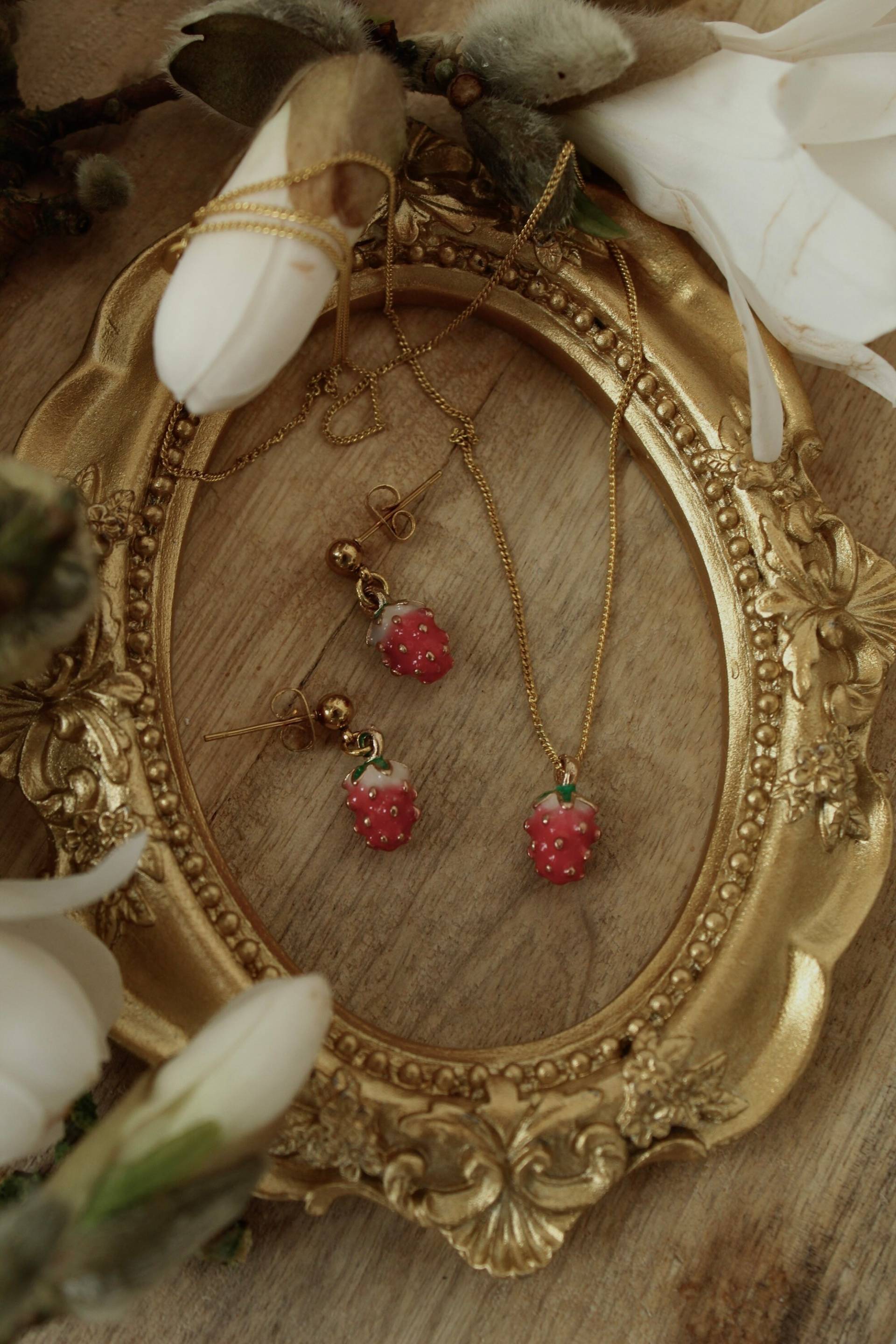 strawberry Schmuckset - Goldohrringe Und Filigrane Halskette Einzigartiges Goldenes Naturinspirierter Goldschmuck strawberry Schmuckset - Goldohrringe Und Filigrane Halskette Einzigartiges Goldenes Naturinspirierter Goldschmuck von FaeriesJewel
