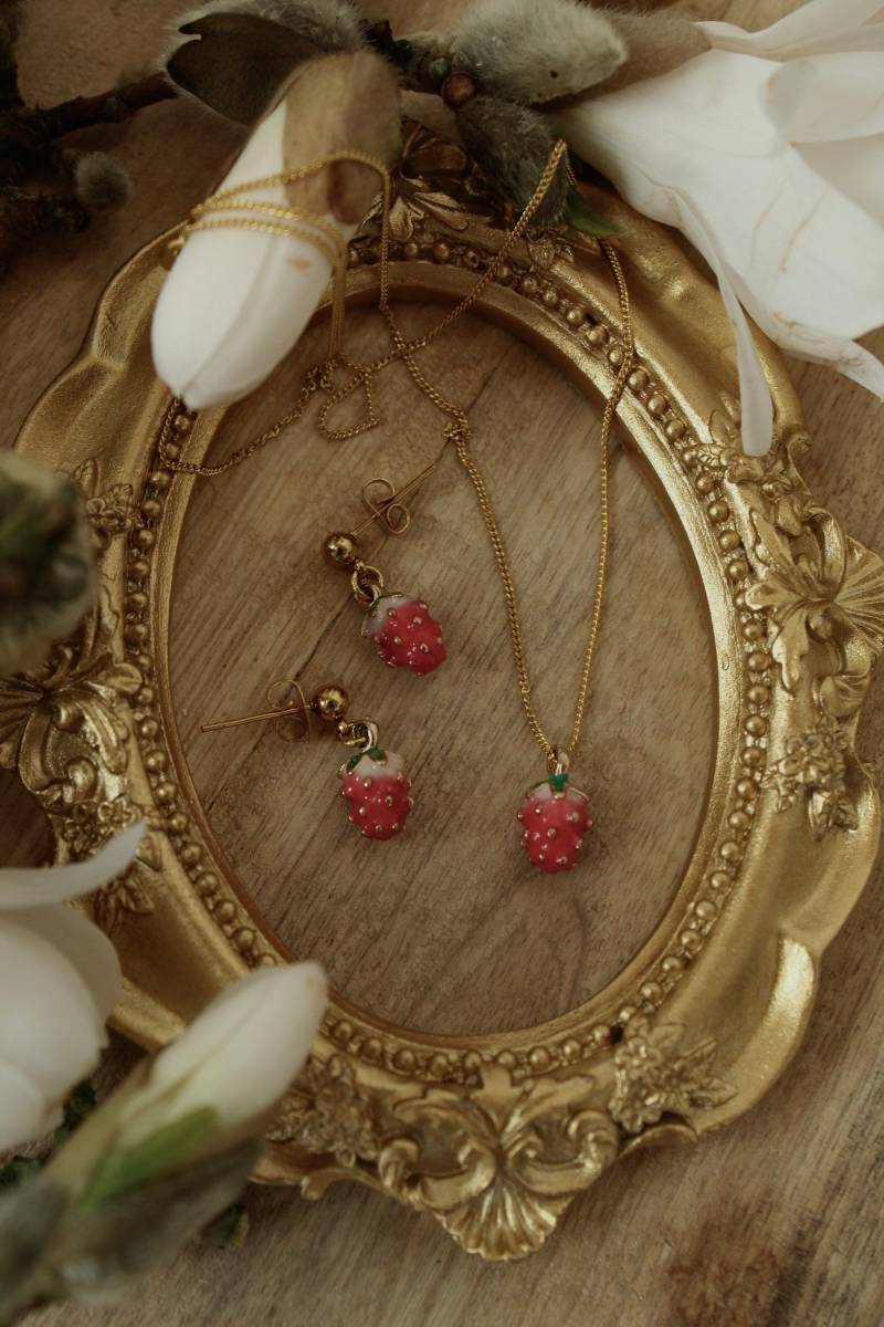 strawberry Schmuckset - Goldohrringe Und Filigrane Halskette Einzigartiges Goldenes Naturinspirierter Goldschmuck strawberry Schmuckset - Goldohrringe Und Filigrane Halskette Einzigartiges Goldenes Naturinspirierter Goldschmuck von FaeriesJewel