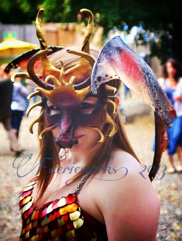 Leder Drache Maske Feuerdrache Custom Order Beliebige Farbe Larp Cosplay Halloween Kostüm Fair Festival von Faerieworks