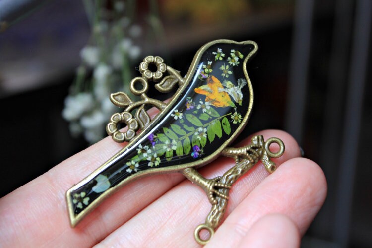Anhänger Vogel Eco Mit Blumen Blume Auf Schwarzem Hintergrund Anhänger Vogel Eco Mit Blumen Blume Auf Schwarzem Hintergrund von FafirochkaStudio