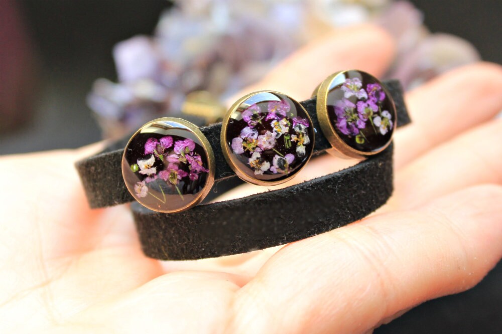 Blumenarmband Lila Blumen Schwarz Halsband Weihnachtsgeschenk Für Mama Natur Schmuck Gepresste Pflanzen Halskette Epoxiresin Blumenarmband Lila Blumen Schwarz Halsband Weihnachtsgeschenk Für Mama Natur Schmuck Gepresste Pflanzen Halskette Epoxiresin von FafirochkaStudio