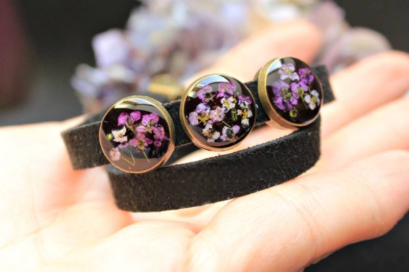 Blumenarmband Lila Blumen Schwarz Halsband Weihnachtsgeschenk Für Mama Natur Schmuck Gepresste Pflanzen Halskette Epoxiresin Blumenarmband Lila Blumen Schwarz Halsband Weihnachtsgeschenk Für Mama Natur Schmuck Gepresste Pflanzen Halskette Epoxiresin von FafirochkaStudio