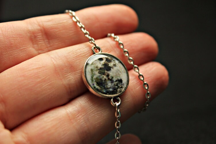 Platz Halskette Schmuck Mit Einem Kleinen Mond Anhänger Raum Planeten Platz Halskette Schmuck Mit Einem Kleinen Mond Anhänger Raum Planeten von FafirochkaStudio