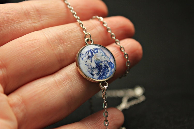 Platz Halskette Schmuck Mit Einem Planeten Erde Kleine Anhänger Raum Platz Halskette Schmuck Mit Einem Planeten Erde Kleine Anhänger Raum von FafirochkaStudio