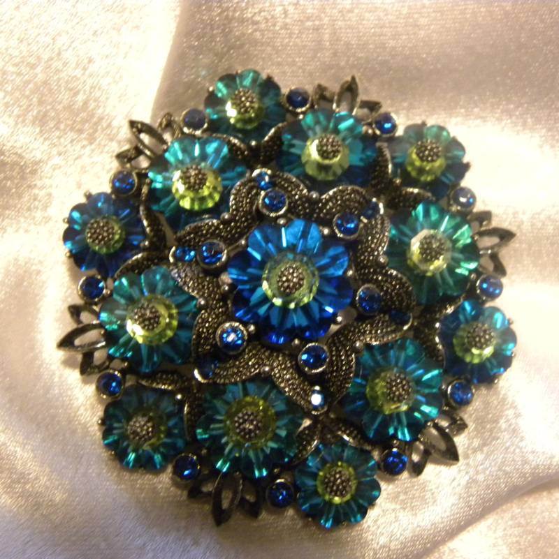 Vintage Weiss Signierte Seltene Margarita Rivoli Wassermelone Strass Brosche Vintage Weiss Signierte Seltene Margarita Rivoli Wassermelone Strass Brosche von FahrenheitVintage