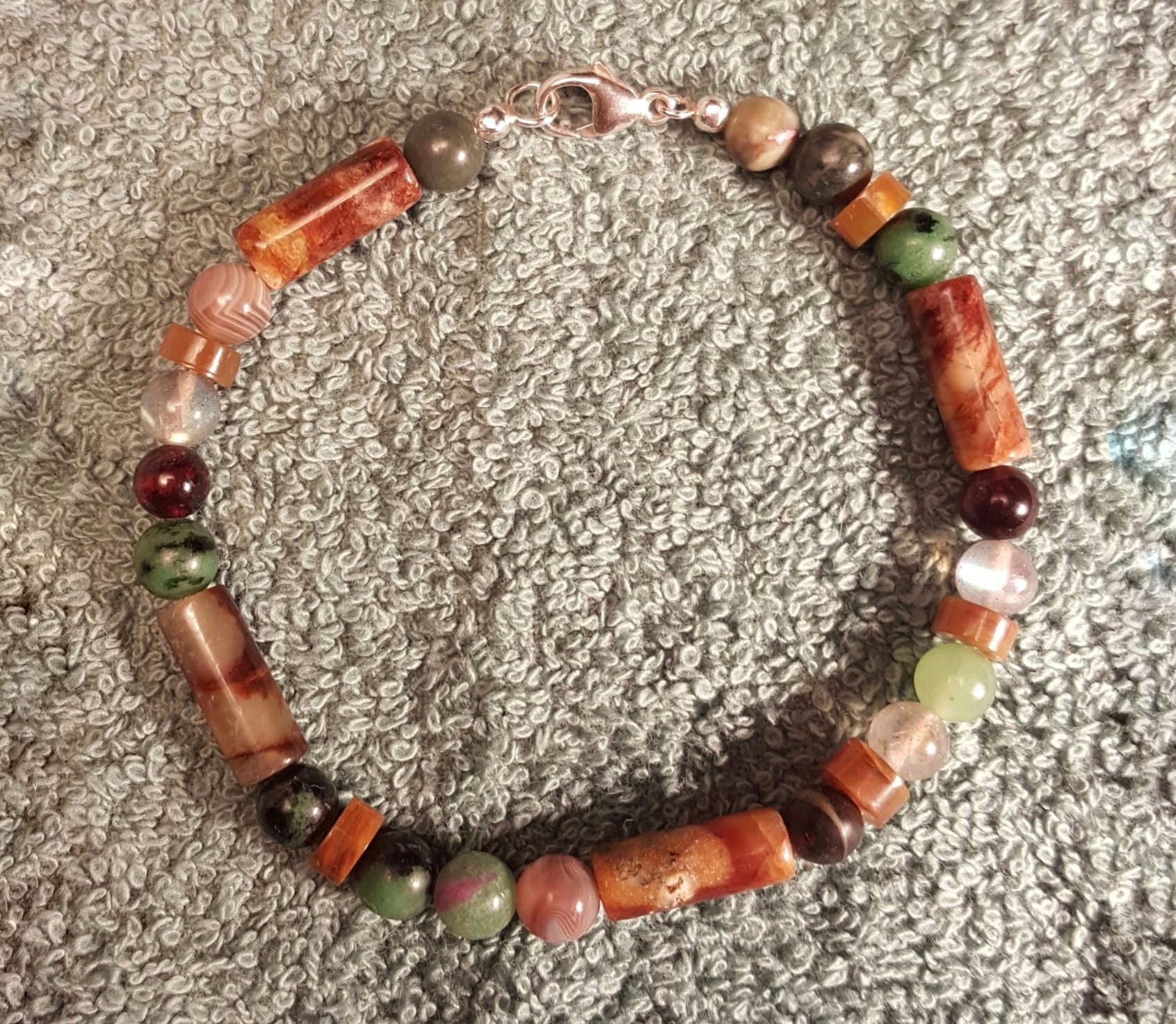 Echtes Rubin Zoisit, Labradorit, Jadeit Jade, Botswana Achat, Almandin Granat, Xiu Jade Serpentine, Jaspis Armband Mit 925 Silber Karabiner Echtes Rubin Zoisit, Labradorit, Jadeit Jade, Botswana Achat, Almandin Granat, Xiu Jade Serpentine, Jaspis Armband Mit 925 Silber Karabiner von FairBeadsGermany