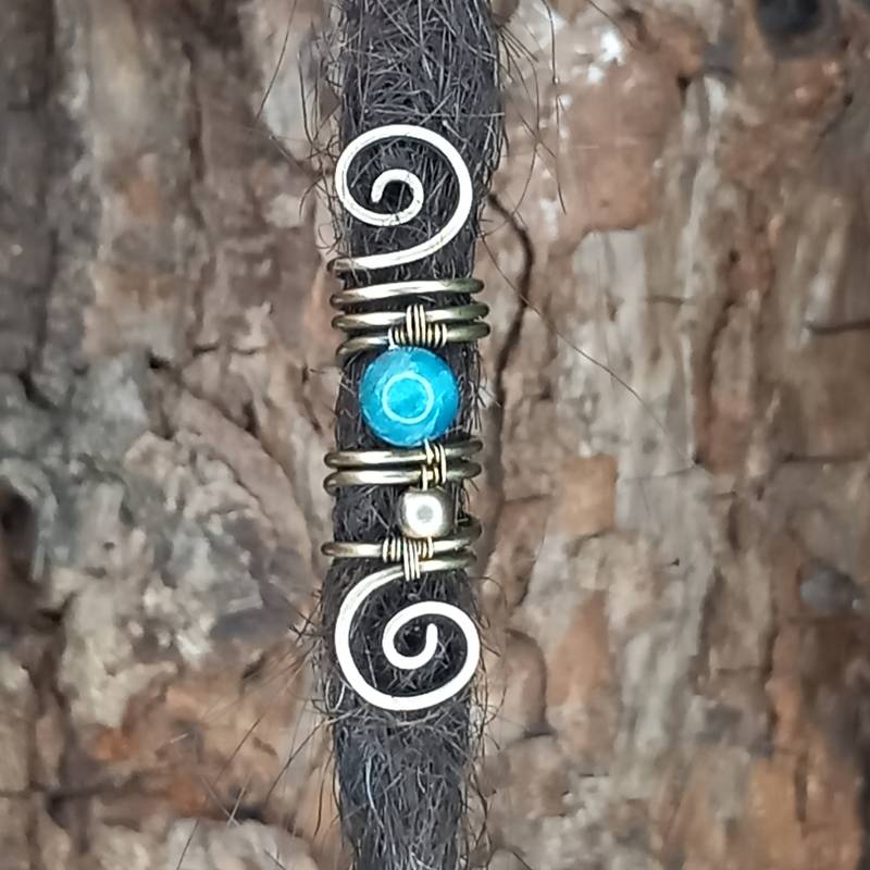 Dreadschmuck Aus Messing Mit Blauer Apatit Perle Und Einer Messingperle von Fairkritzelt