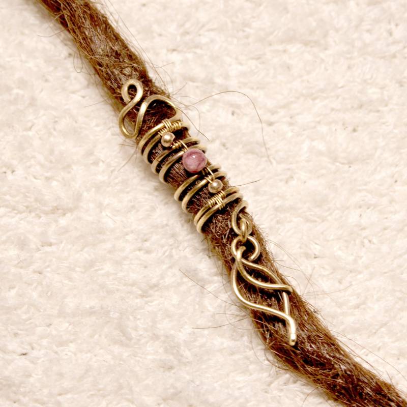 Dreadschmuck Aus Messing Mit Lepidolith Halbedelsteinperle Und Blattanhänger von Fairkritzelt