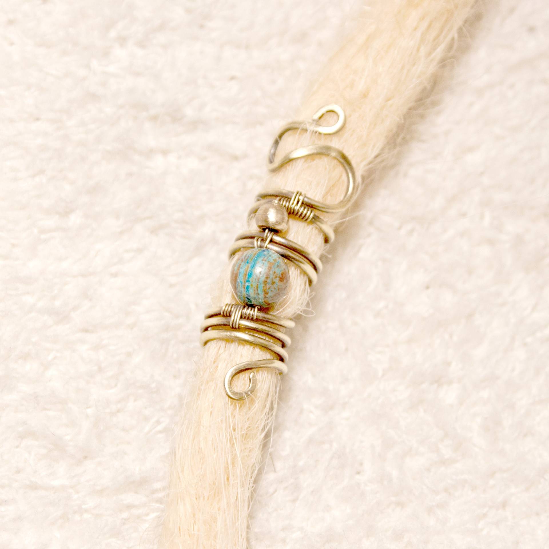 Dreadschmuck Aus Messingdraht Mit Ozeanjaspis- Und Messingperle - Handgefertigtes Unikat von Fairkritzelt