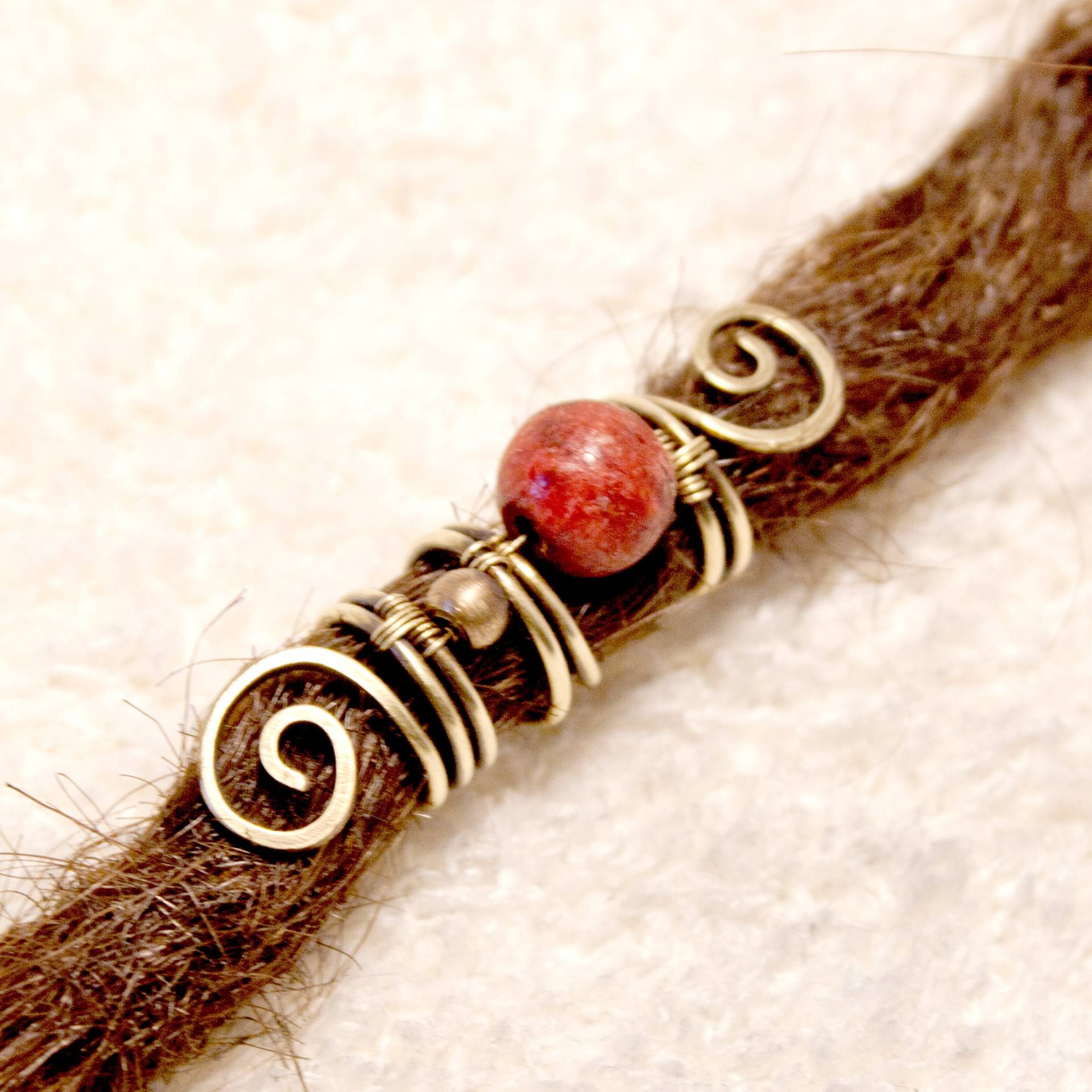 Dreadschmuck Aus Messingdraht Mit Roter Achat-Perle Und Messingperle - Handgemacht Einzigartig von Fairkritzelt