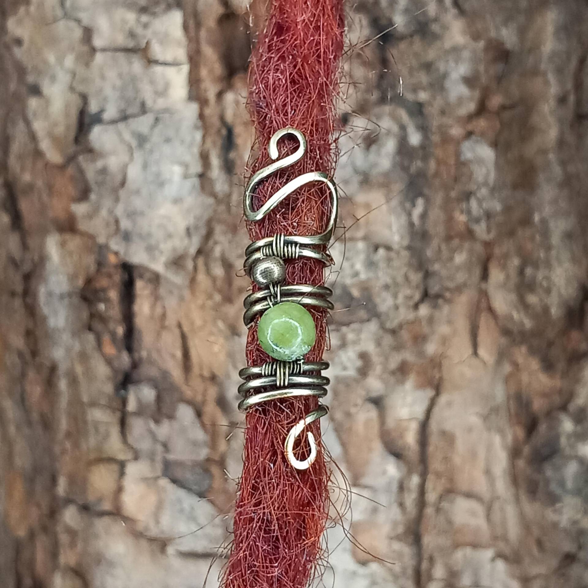 Dreadschmuck Handgefertigt Aus Messingdraht Mit Grüner Taiwan Jade-Perle - Stabil & Individuell Für Dreadlocks von Fairkritzelt