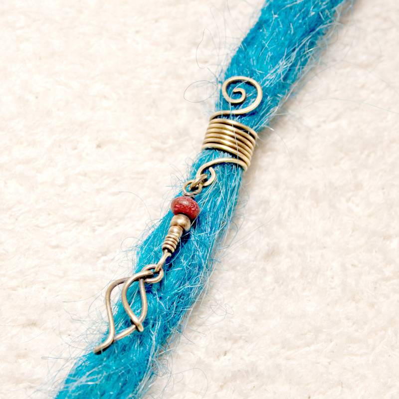 Dreadschmuck Mit Einzigartigem Blattanhänger Aus Messingdraht Und Kokosperle - Handgefertigtes Accessoire Für Dreadlocks von Fairkritzelt