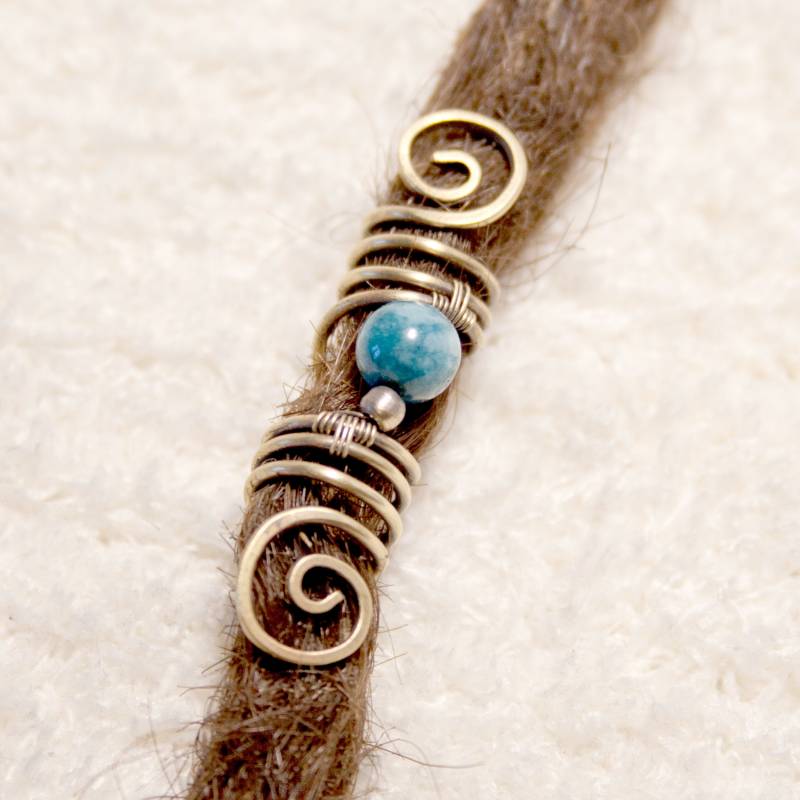 Dreadschmuck Mit Blauer Saphir-Perle - Handgefertigt Aus Messingdraht, Elegantes Design Für Dreadlocks von Fairkritzelt
