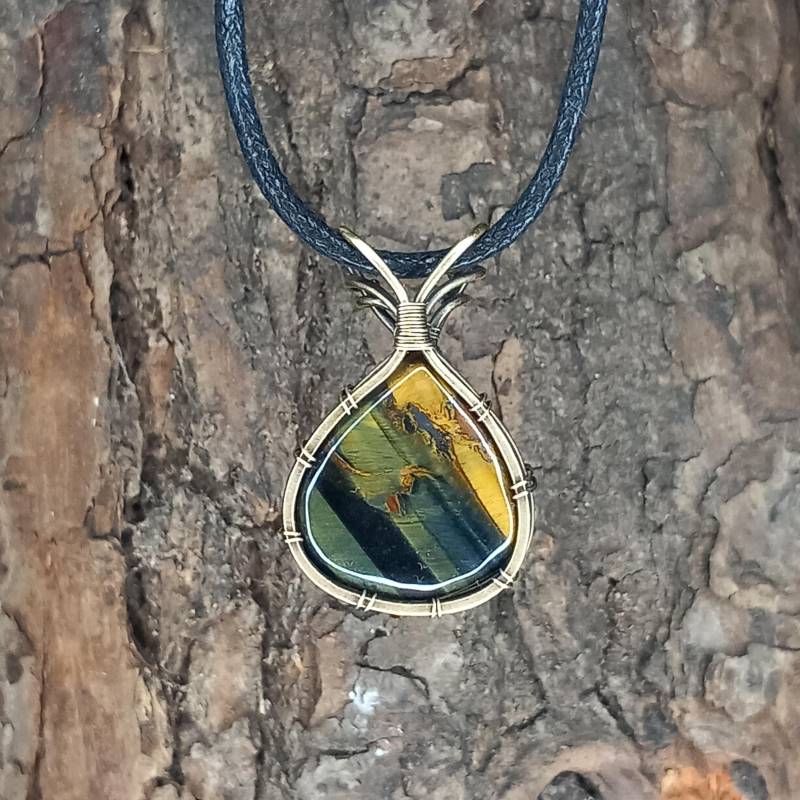 Tigerauge Anhänger Handgefertigt - Tropfenförmiger Edelstein in Messing Boho Halskette Naturstein Schmuck Facettierter von Fairkritzelt