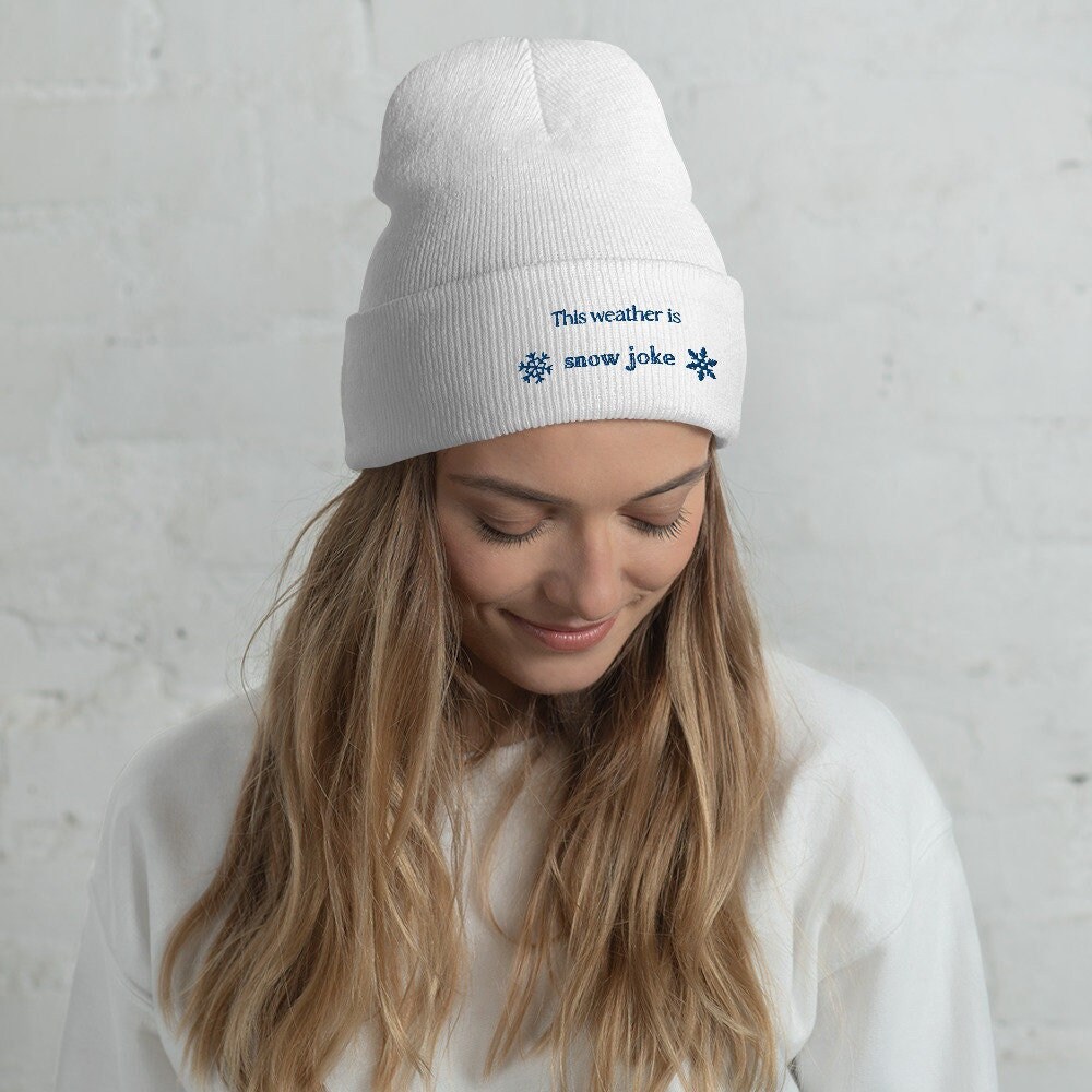 Bestickte Beanie "This Weather Is Snow Joke" | Süße Lustige Geschenk Für Sie Weihnachtsgeschenk Mama Wintermütze Bestickte Beanie "This Weather Is Snow Joke" | Süße Lustige Geschenk Für Sie Weihnachtsgeschenk Mama Wintermütze von FairlyWholesome
