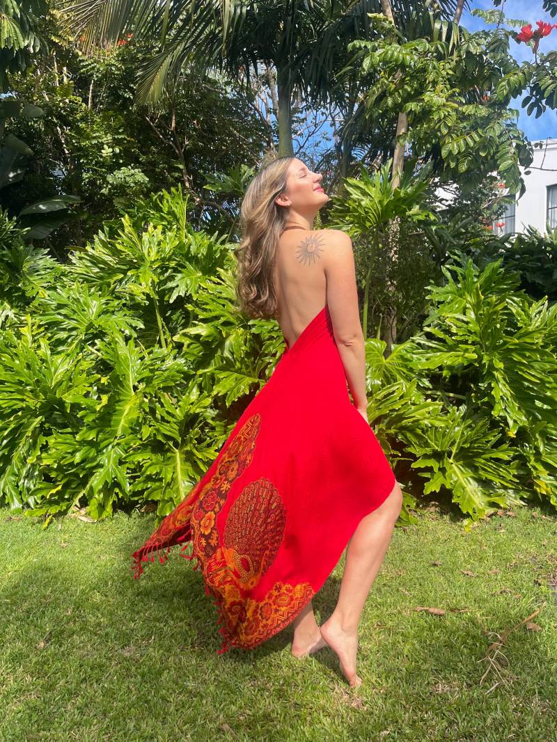 Ruby Peacock Kleid Handgemachter Boho Roter Tiefer Rücken Fransen Saum Ruby Peacock Kleid Handgemachter Boho Roter Tiefer Rücken Fransen Saum von Fairtale
