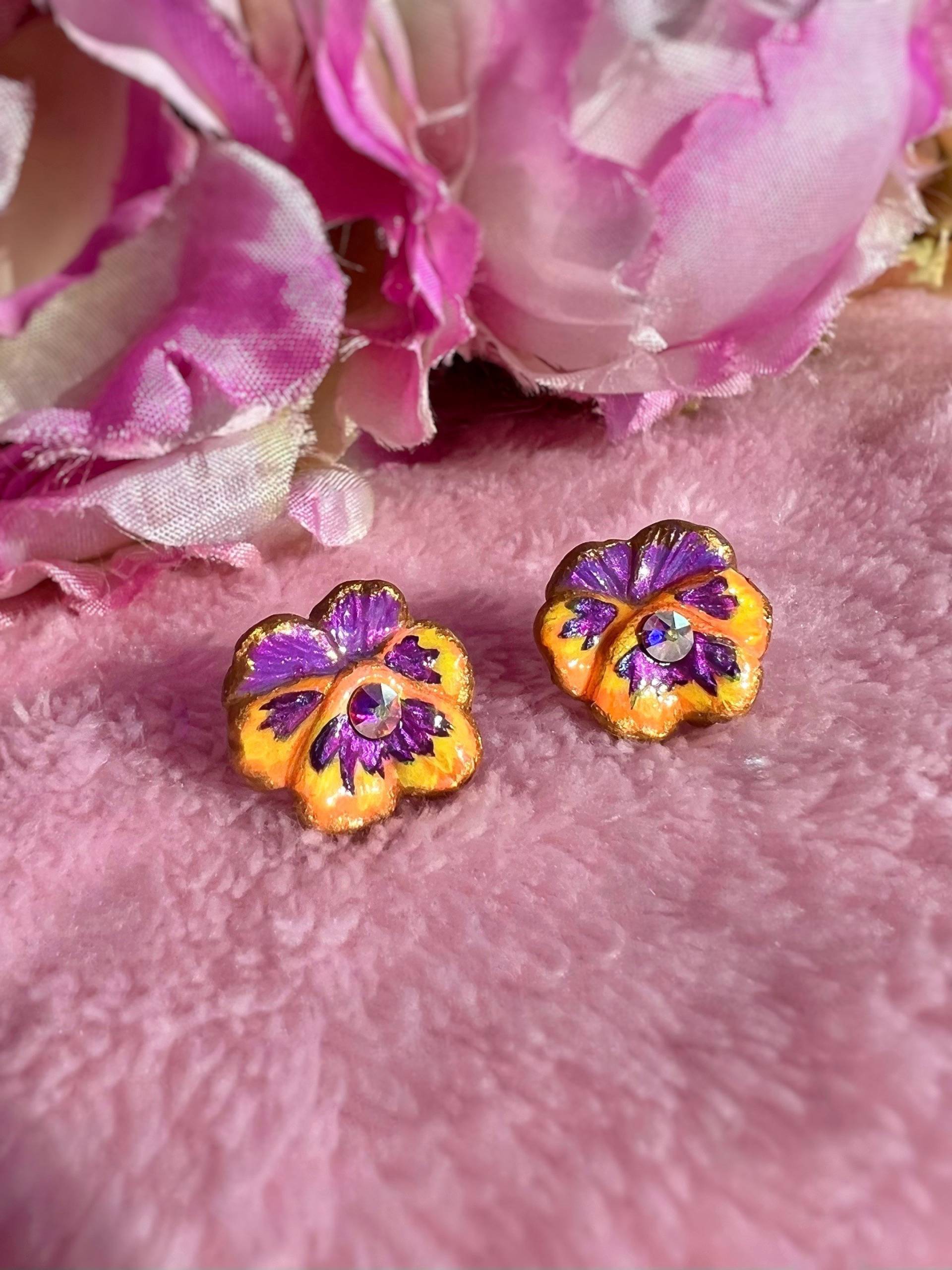 Lila & Orange Stiefmütterchen Ohrringe | Viola Johnny Jump Up Blumen Ohrstecker Lila & Orange Stiefmütterchen Ohrringe | Viola Johnny Jump Up Blumen Ohrstecker von FairyBlossomShop