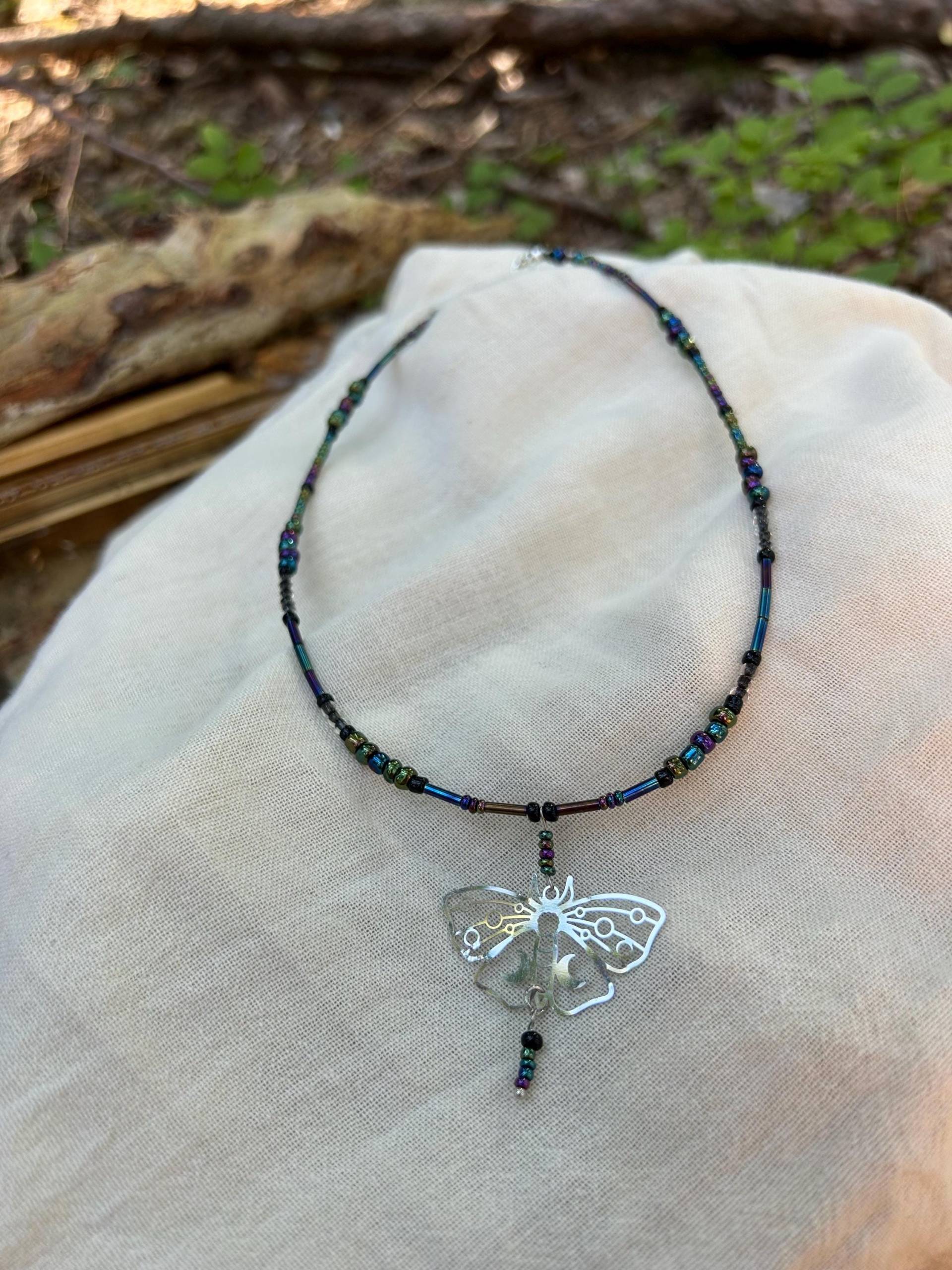 Dark Moth Necklace | Beads & Charms Midnight Handmade Dark Moth Necklace | Beads & Charms Midnight Handmade von FairyCraftsAtelier
