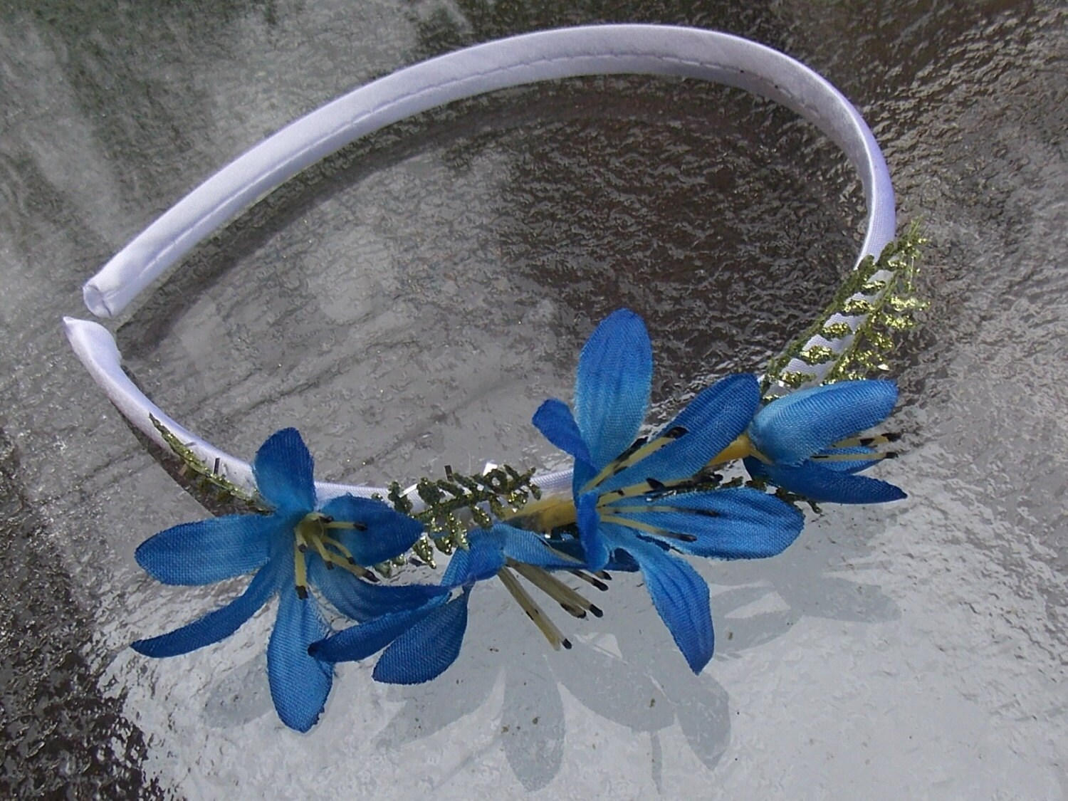 Blaue Fee Blumen Stirnband Krone Mit Federleichten Grünen Funkelnden Blättern Auf Silbergrauem Band E01 Blaue Fee Blumen Stirnband Krone Mit Federleichten Grünen Funkelnden Blättern Auf Silbergrauem Band E01 von FairyFlowerDreams