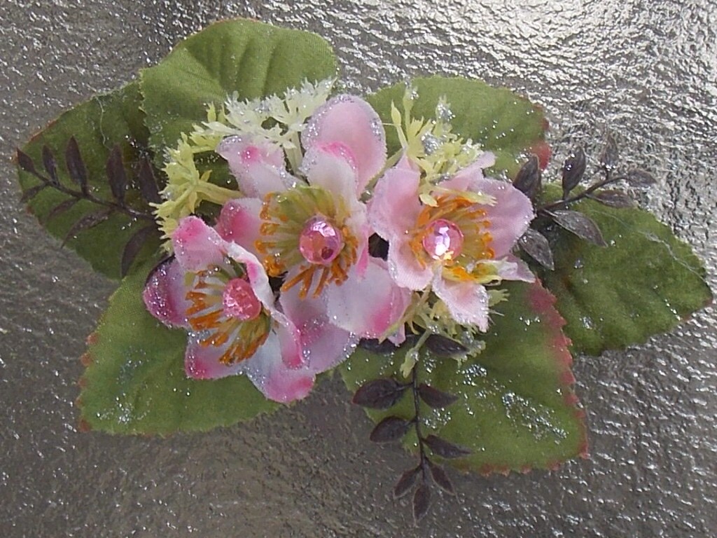 Große Rosa Blüten Haarspange Mit Grünen Blättern, Braut Haarspange, Große Blumen Florale Frühlingshochzeit Große Rosa Blüten Haarspange Mit Grünen Blättern, Braut Haarspange, Große Blumen Florale Frühlingshochzeit von FairyFlowerDreams
