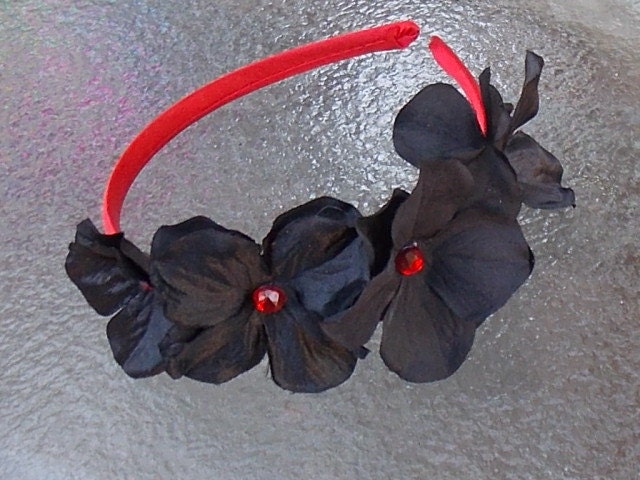 Schwarze Und Rote Blumenstirnband, Schwarz Hortensie Stirnband Mit Roten Edelsteinen, Fee Blumenkrone, Floral Fascinator Außermittig Krone H03 Schwarze Und Rote Blumenstirnband, Schwarz Hortensie Stirnband Mit Roten Edelsteinen, Fee Blumenkrone, Floral Fascinator Außermittig Krone H03 von FairyFlowerDreams