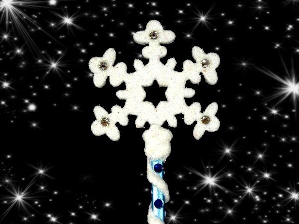 11, 9 Zoll Weiß Blau Schneeflocke Zauberstab Gefrorene Eisprinzessin Silber Fee Hexen Cosplay Party 11, 9 Zoll Weiß Blau Schneeflocke Zauberstab Gefrorene Eisprinzessin Silber Fee Hexen Cosplay Party von FairyMeShop