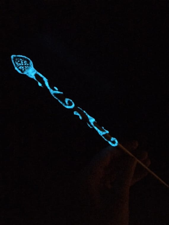 Blue Glow in The Dark Zauberstab Glowing Wand Fairy Hexen Cosplay Party Blue Glow in The Dark Zauberstab Glowing Wand Fairy Hexen Cosplay Party von FairyMeShop