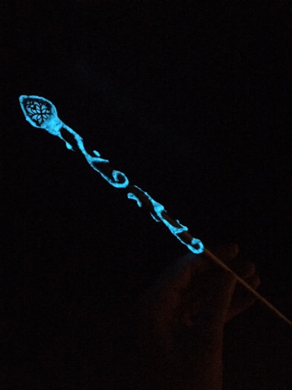 Blue Glow in The Dark Zauberstab Glowing Wand Fairy Hexen Cosplay Party Blue Glow in The Dark Zauberstab Glowing Wand Fairy Hexen Cosplay Party von FairyMeShop