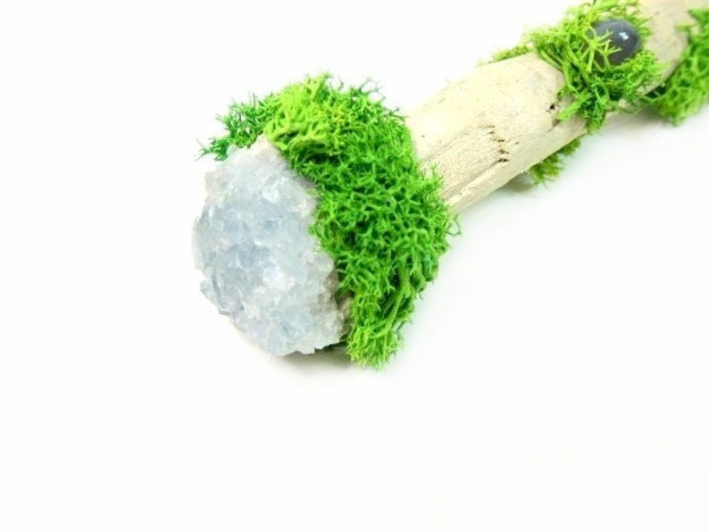 Celestit Treibholz Zauberstab 11 Zoll Natur Moos Fee Edelstein Celestit Treibholz Zauberstab 11 Zoll Natur Moos Fee Edelstein von FairyMeShop