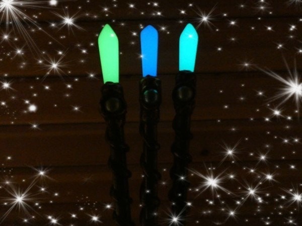 Glow in The Dark Zauberstab 11 Zoll Glowing Magic Wand Fairy Hexen Cosplay Party Glow in The Dark Zauberstab 11 Zoll Glowing Magic Wand Fairy Hexen Cosplay Party von FairyMeShop