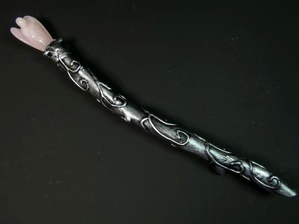 Rosa Wicca Zauberstab 12, 2 Zoll Rosenquarz Engel Zauberer Hexe Kostüm Wand Hexenstab Patengeschenk Rosa Wicca Zauberstab 12, 2 Zoll Rosenquarz Engel Zauberer Hexe Kostüm Wand Hexenstab Patengeschenk von FairyMeShop