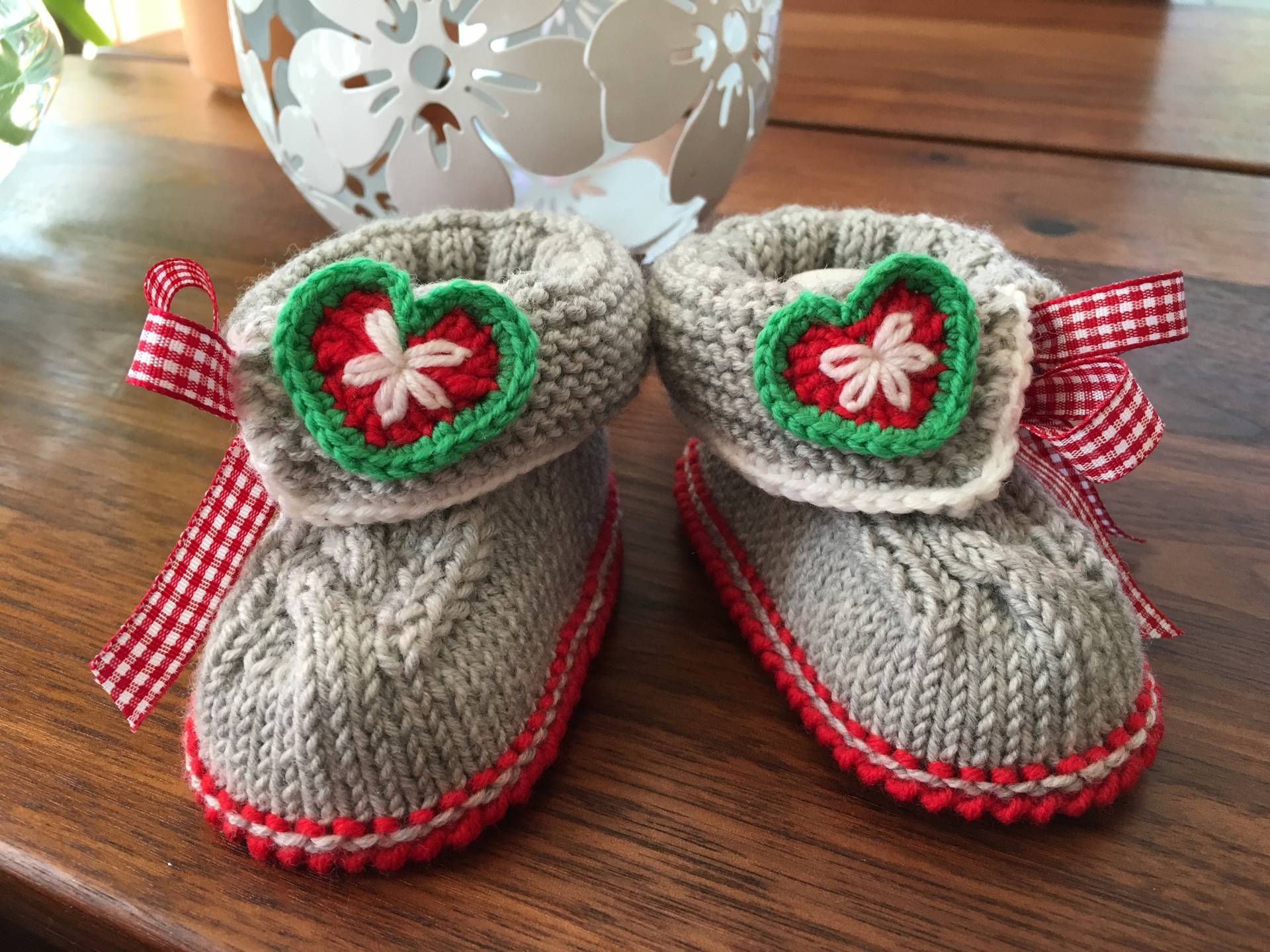 Babyschuhe "Dirndl - Neu Handgestrickt Babyschuhe "Dirndl - Neu Handgestrickt von FairyTailsTreasures