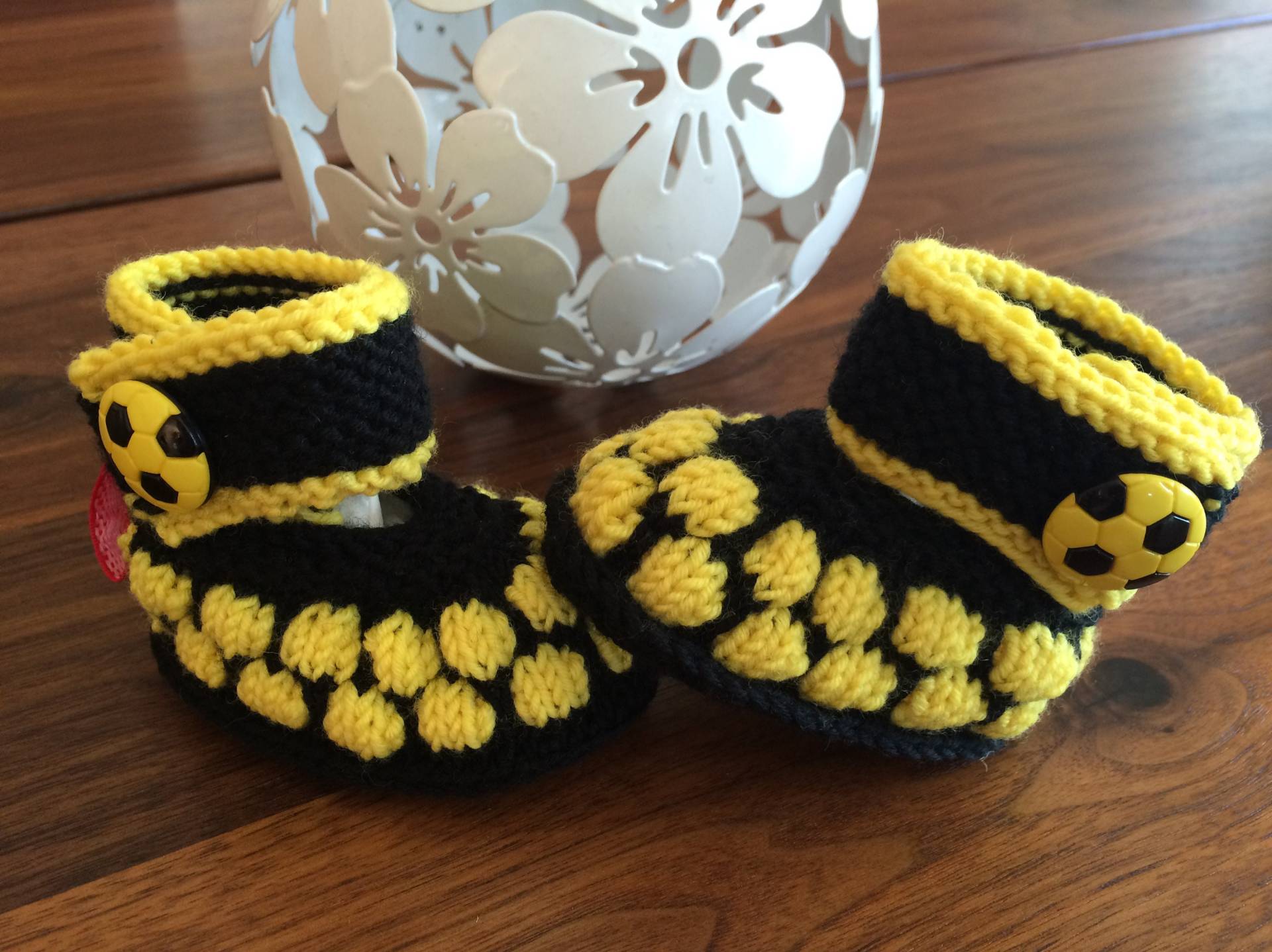 Babyschuhe "Fußball Gelb/Schwarz", Handgestrickt Babyschuhe "Fußball Gelb/Schwarz", Handgestrickt von FairyTailsTreasures