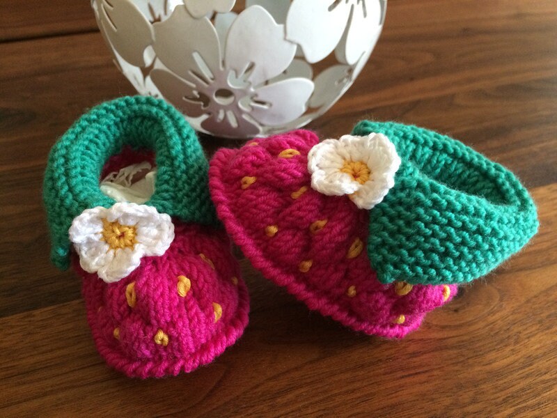 Babyschuhe "Himbeere" - Neu Handgestrickt Babyschuhe "Himbeere" - Neu Handgestrickt von FairyTailsTreasures